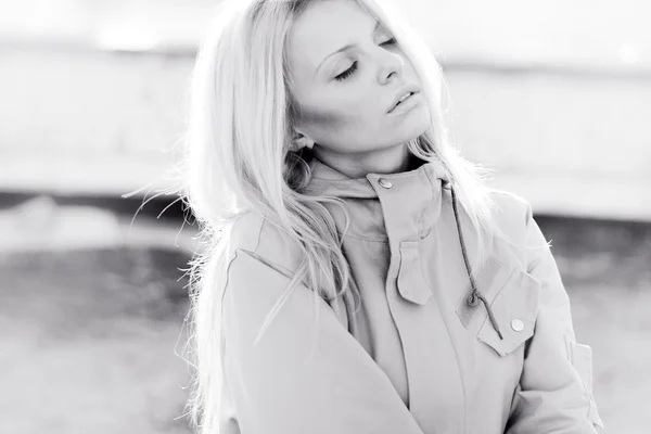 Chica de moda estilo urbano retrato al aire libre — Foto de Stock