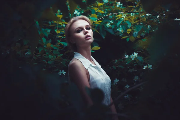 아름 다운 여자 초상화 야외 — 스톡 사진