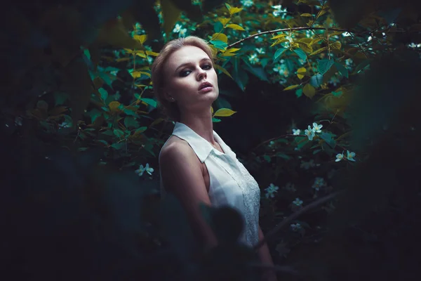 Beautiful girl portrait outdoor — Stock Photo, Image