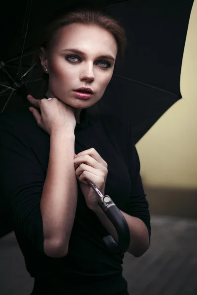 Retrato menina bonita com guarda-chuva — Fotografia de Stock