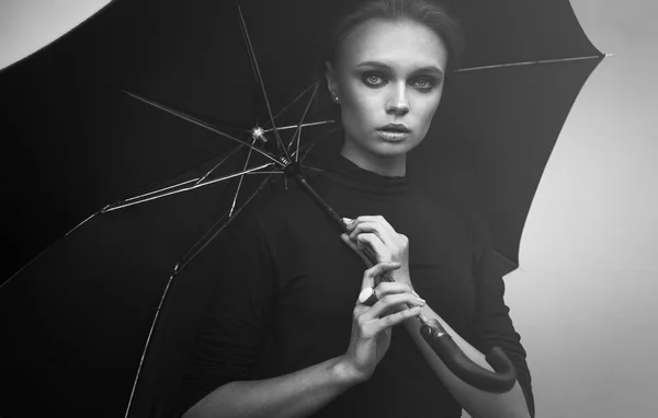 Hermoso retrato de niña con paraguas — Foto de Stock