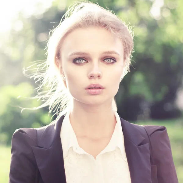 Hermosa chica retrato al aire libre — Foto de Stock