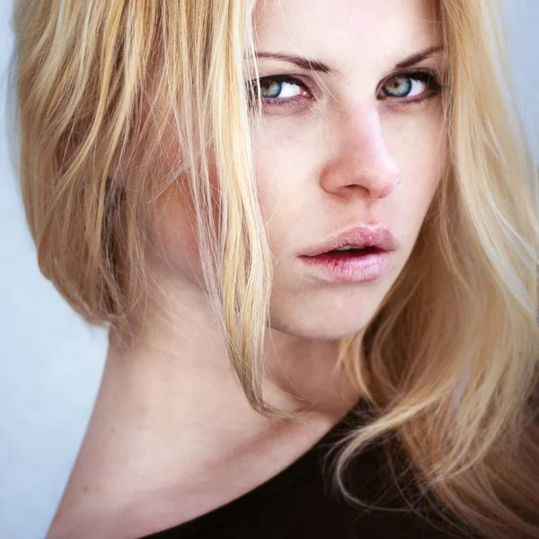 Jovem mulher bonita com cabelo magnífico — Fotografia de Stock