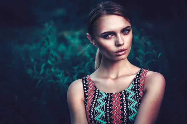 Hermosa chica retrato al aire libre — Foto de Stock