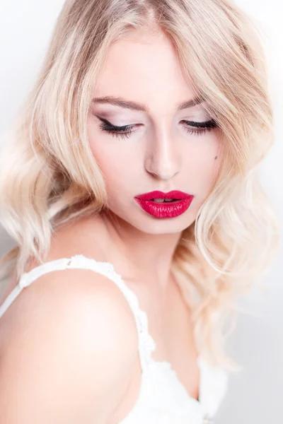 Glamour retrato de bela loira sexy com lábios vermelhos close-up — Fotografia de Stock