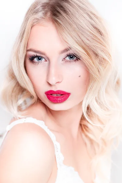 Glamour portrait of beautiful sexy blonde  with red lips closeup — Stock Photo, Image