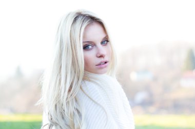 güzel kız portre güneşli havalarda açık