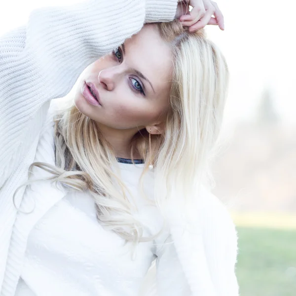 Hermosa chica retrato al aire libre en tiempo soleado — Foto de Stock