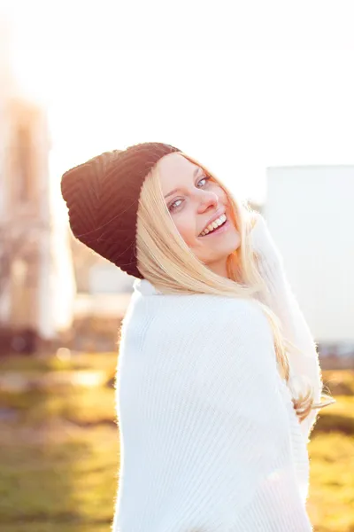 Mooi meisje portret buiten in zonnig weer — Stockfoto