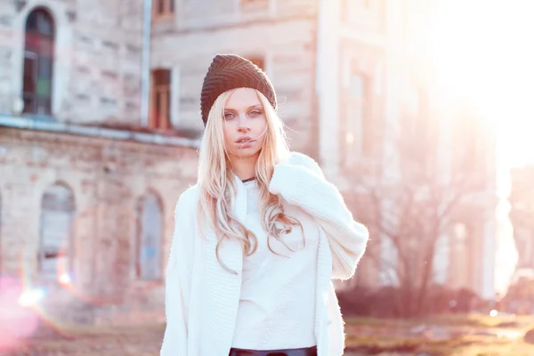 Beautiful girl portrait outdoor in sunny weather — Stock Photo, Image