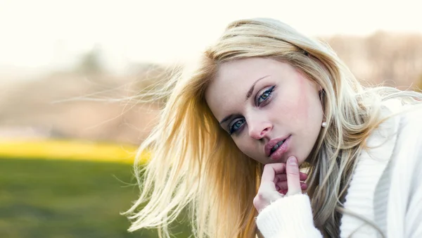 Portrait of a beautiful young girl close-up — Stock Photo, Image