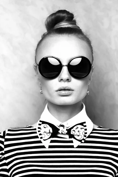 Sexy donna di moda con occhiali da sole — Foto Stock