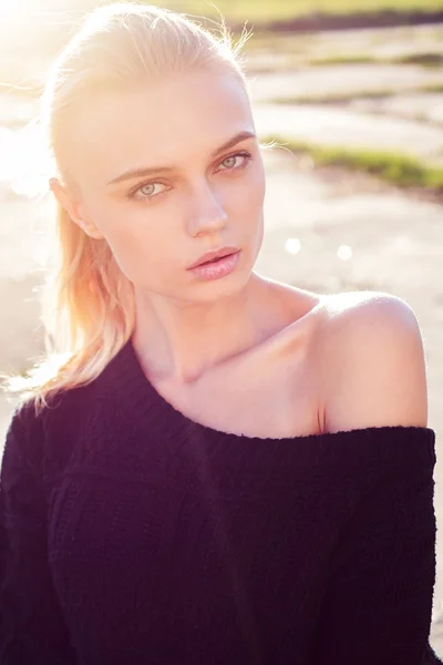 Retrato menina bonita nos raios de sol — Fotografia de Stock