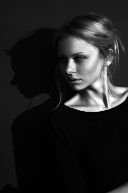 Kız açık havada da güneşli havalarda poz. kentsel portre