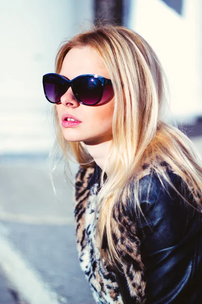 Girl outdoors in sunny weather posing. Urban portrait — Stock Photo, Image