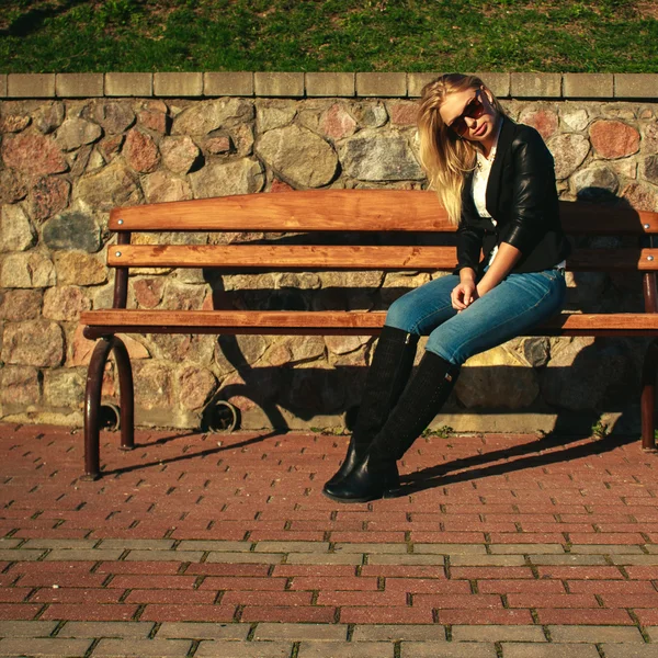 Woman sitting on the park bench — Stock Photo, Image