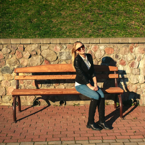 Femme assise sur le banc du parc — Photo
