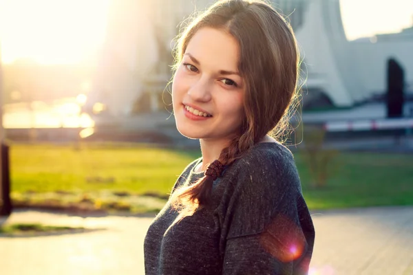 Beautiful girl smilling in sunny day — Stock Photo, Image