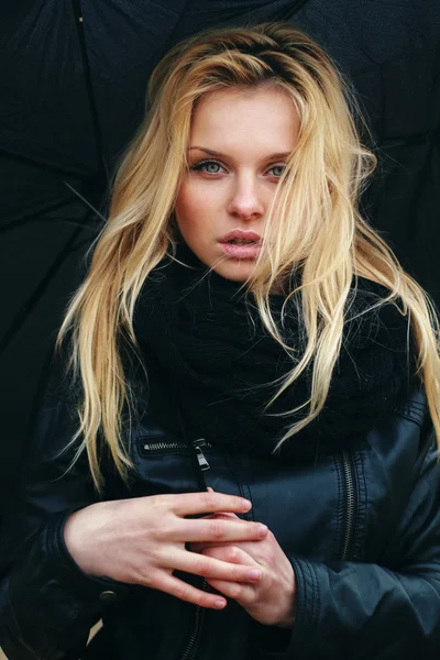 Mulher com guarda-chuva em tempo chuvoso — Fotografia de Stock