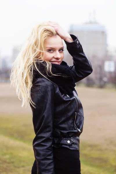 Mujer feliz retrato al aire libre — Foto de Stock