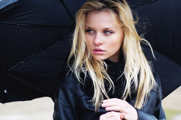 Mulher com guarda-chuva em tempo chuvoso — Fotografia de Stock