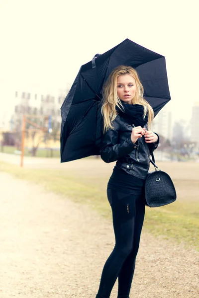 Mujer con paraguas en tiempo lluvioso — Foto de Stock