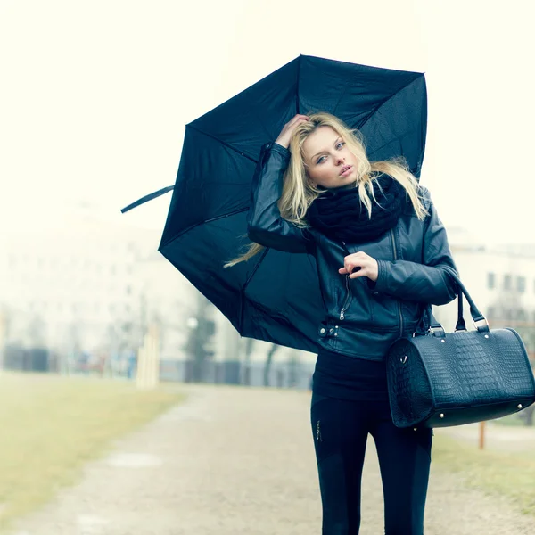 在雨中伞的女人 — 图库照片