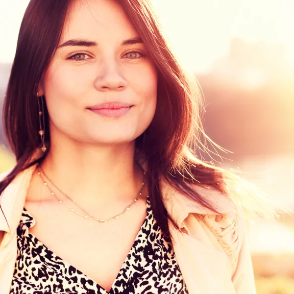 Joven hermosa chica sonriendo retrato al aire libre — Foto de Stock