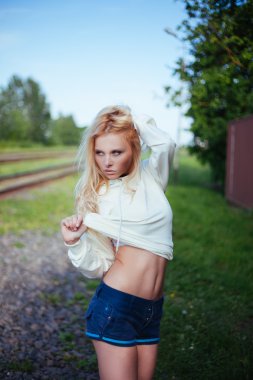 sevimli gülümseyen kız açık parkta sana bakmak