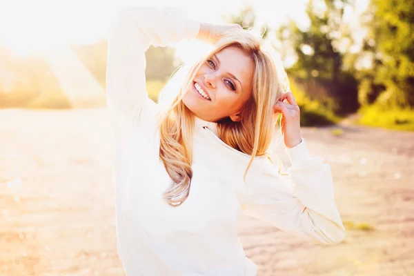 Linda chica sonriente al aire libre en el parque mirándote —  Fotos de Stock