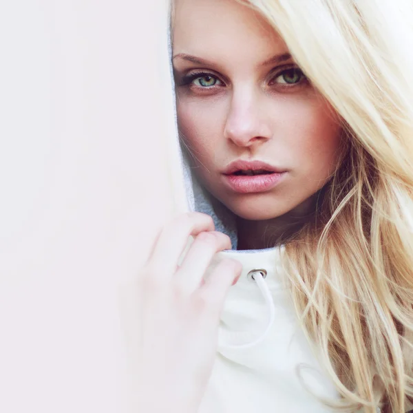 Beautiful girl outdoor in the park looking at you — Stock Photo, Image