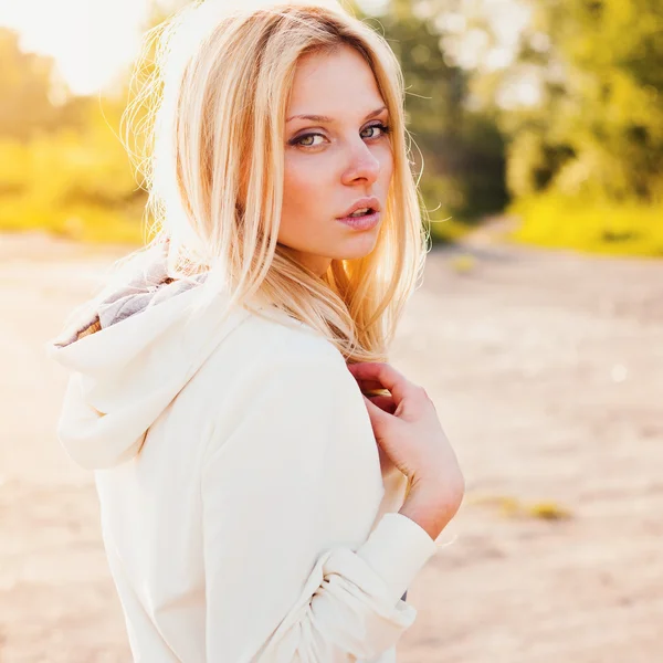 Mignonne fille souriante en plein air dans le parc vous regardant — Photo