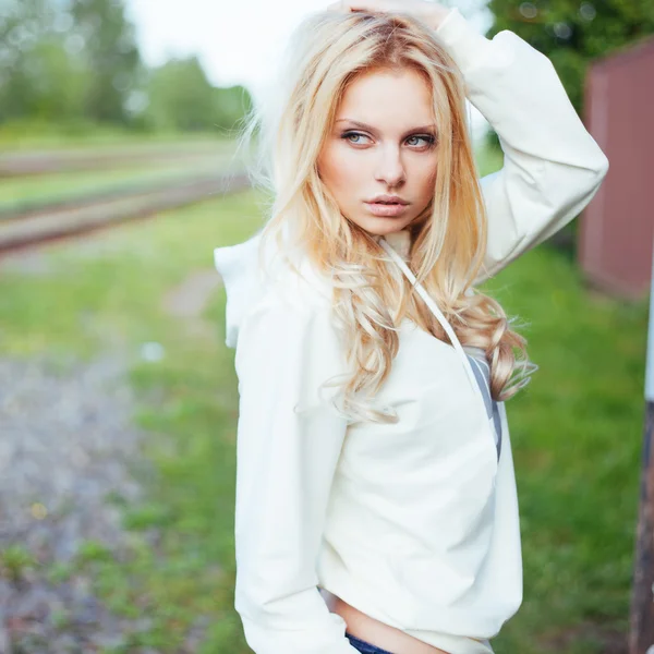 Cute smiling girl outdoor in the park looking at you — Stock Photo, Image