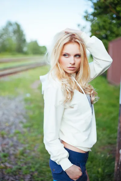 Cute smiling girl outdoor in the park looking at you — Stock Photo, Image