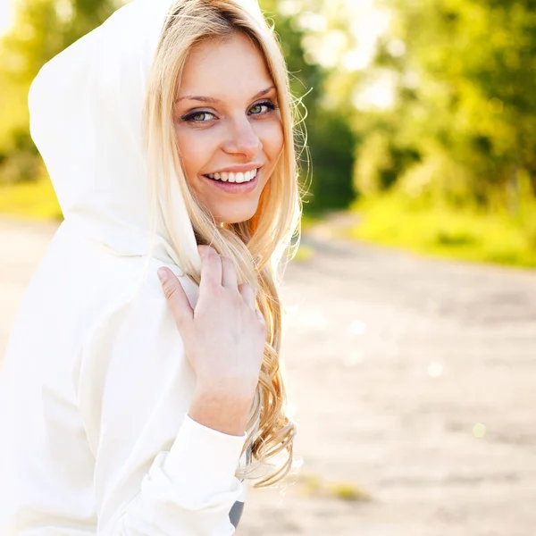 Linda chica sonriente al aire libre en el parque mirándote —  Fotos de Stock