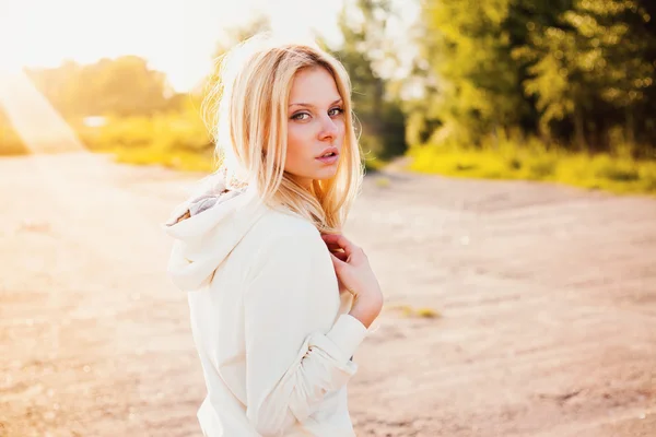 Beautiful girl outdoor in the park looking at you — Stock Photo, Image