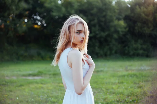 Belleza mujer en vestido retrato sobre fondo verde — Foto de Stock