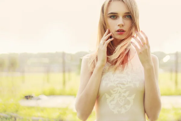 Belleza mujer en vestido retrato sobre brillante luz del día fondo — Foto de Stock