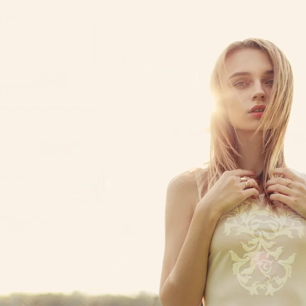 Mulher de beleza no vestido retrato sobre fundo brilhante luz do dia — Fotografia de Stock