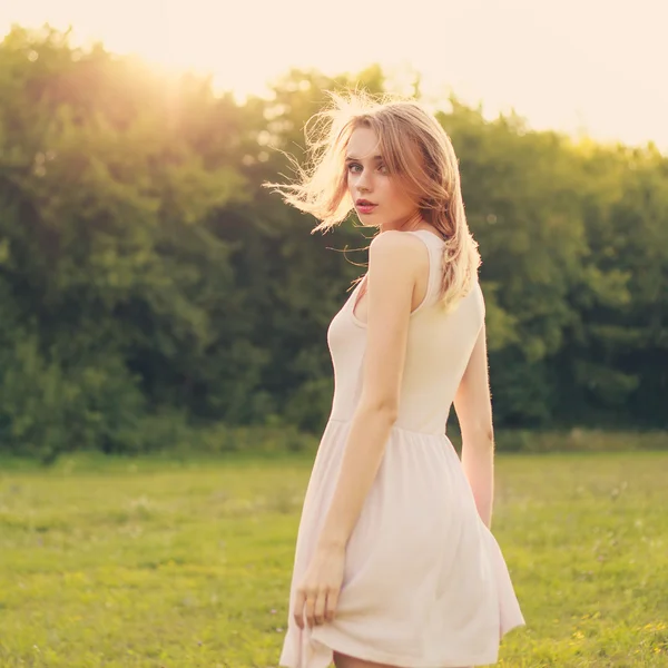 Belleza mujer en vestido retrato sobre brillante luz del día fondo — Foto de Stock