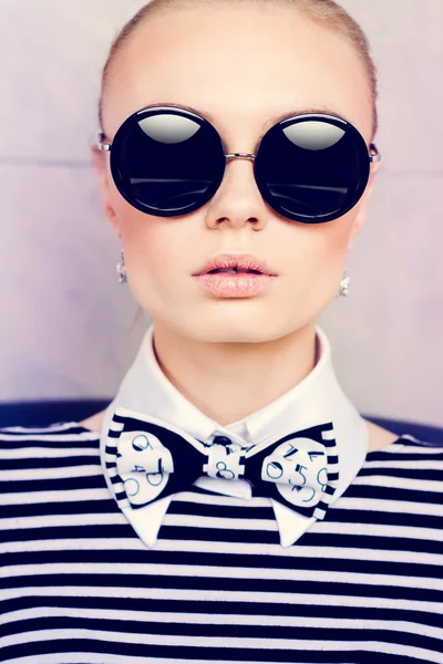Žena sexy módní sluneční brýle — Stock fotografie