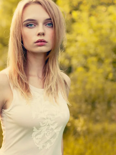 Beautiful blonde close-up portrait over bright daylight background in park — Stock Photo, Image