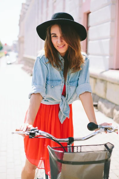 Schöne Frau im Kleid mit Fahrrad — Stockfoto