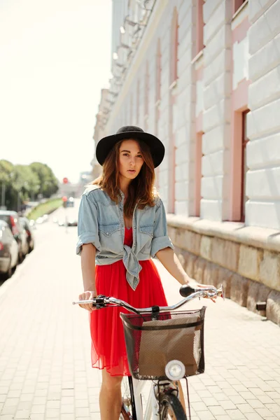 Schöne Frau im Kleid mit Fahrrad — Stockfoto