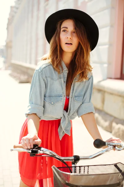 Hermosa mujer en vestido con bicicleta —  Fotos de Stock