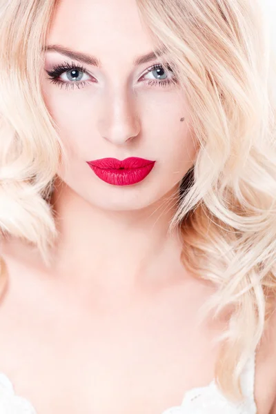 아름 다운 섹시 한 금발 빨간 입술의 매력 초상화 — 스톡 사진