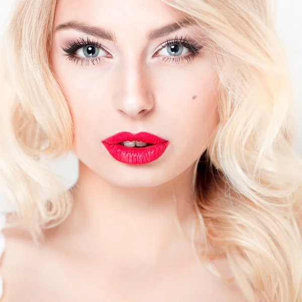 Glamour portret van mooie sexy blonde met rode lippen — Stockfoto