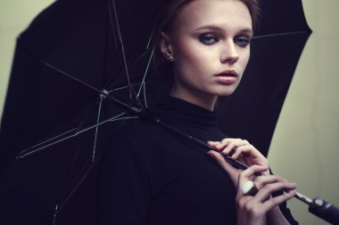 güzel bir kız ile bir şemsiye yağmur