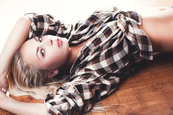 Красива дівчина лежить на підлозі біля вікна — стокове фото