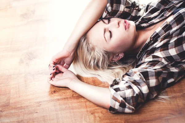 Vacker flicka liggande på golvet nära fönstret — Stockfoto